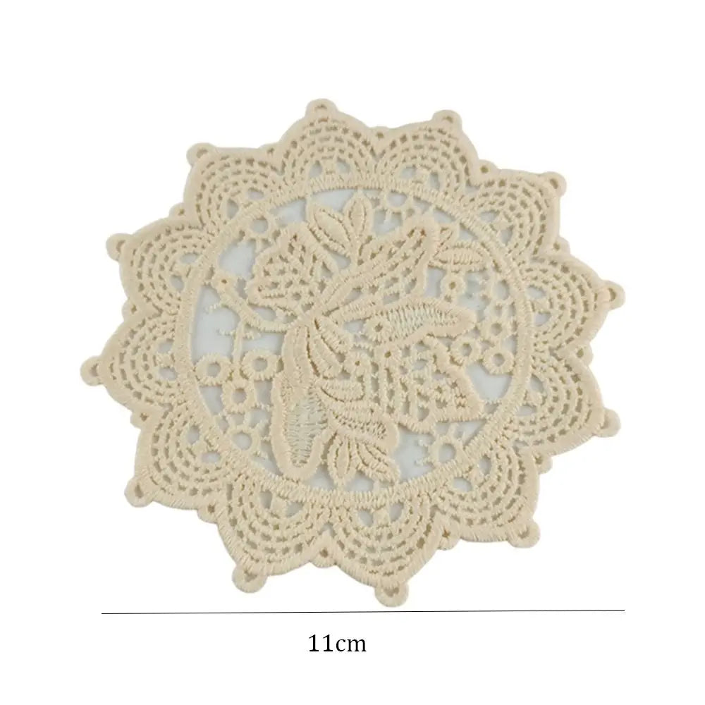 serviettes table vintage brodées fleurs dentelées beige rose clair blanc romantique
