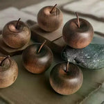 diffuseur aromatique forme pomme bois marron rouge rustique minimaliste ornement décoration maison huiles essentielles