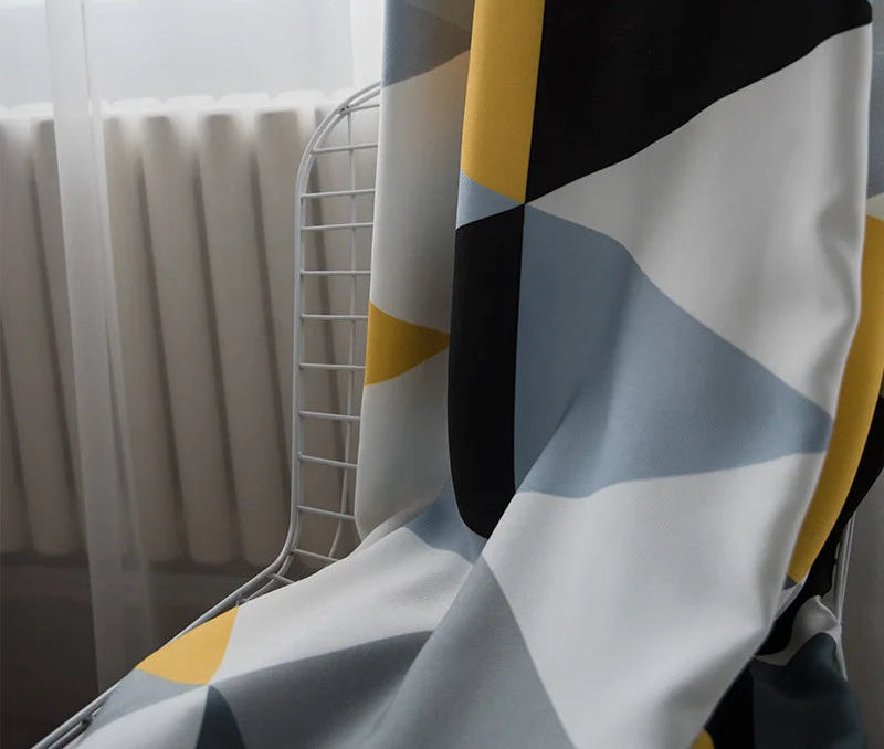 Rideau moderne au design géométrique multicolore, idéal pour une décoration intérieure contemporaine. Ses motifs vifs ajoutent une touche de dynamisme et de contraste à votre pièce, mettant en valeur l'espace avec style et élégance. Parfait pour les salons ou chambres à la recherche d'un élément décoratif saisissant et chic.