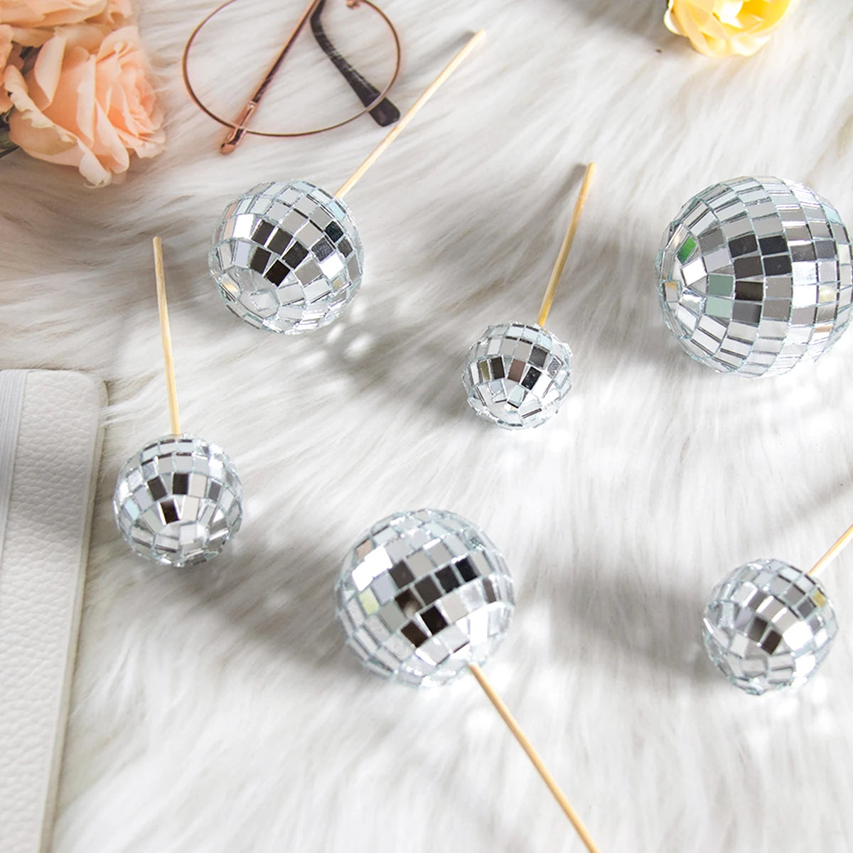 Boule disco sur gâteau de mariage décoré