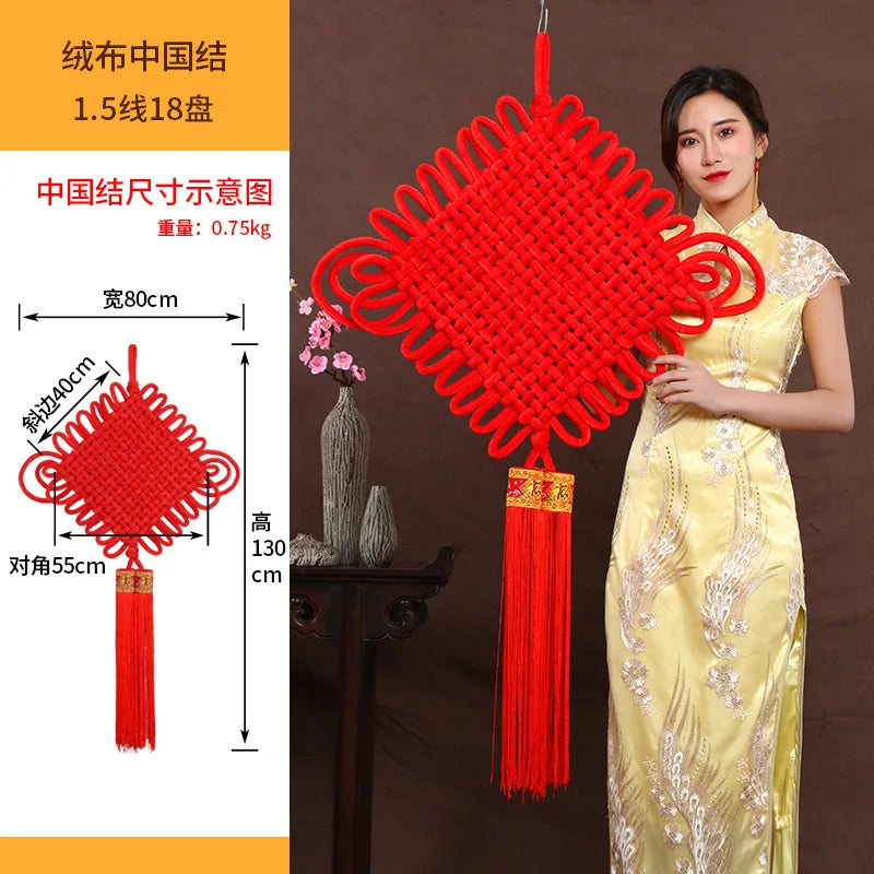 guirlande traditionnelle chinoise tissée artisanale rouge motifs géométriques pompon ruban doré festive printemps
