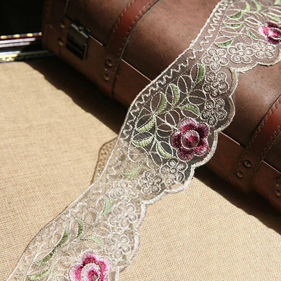 ruban dentelle fleurs roses feuilles vertes classique romantique blanc rose clair vert pastel