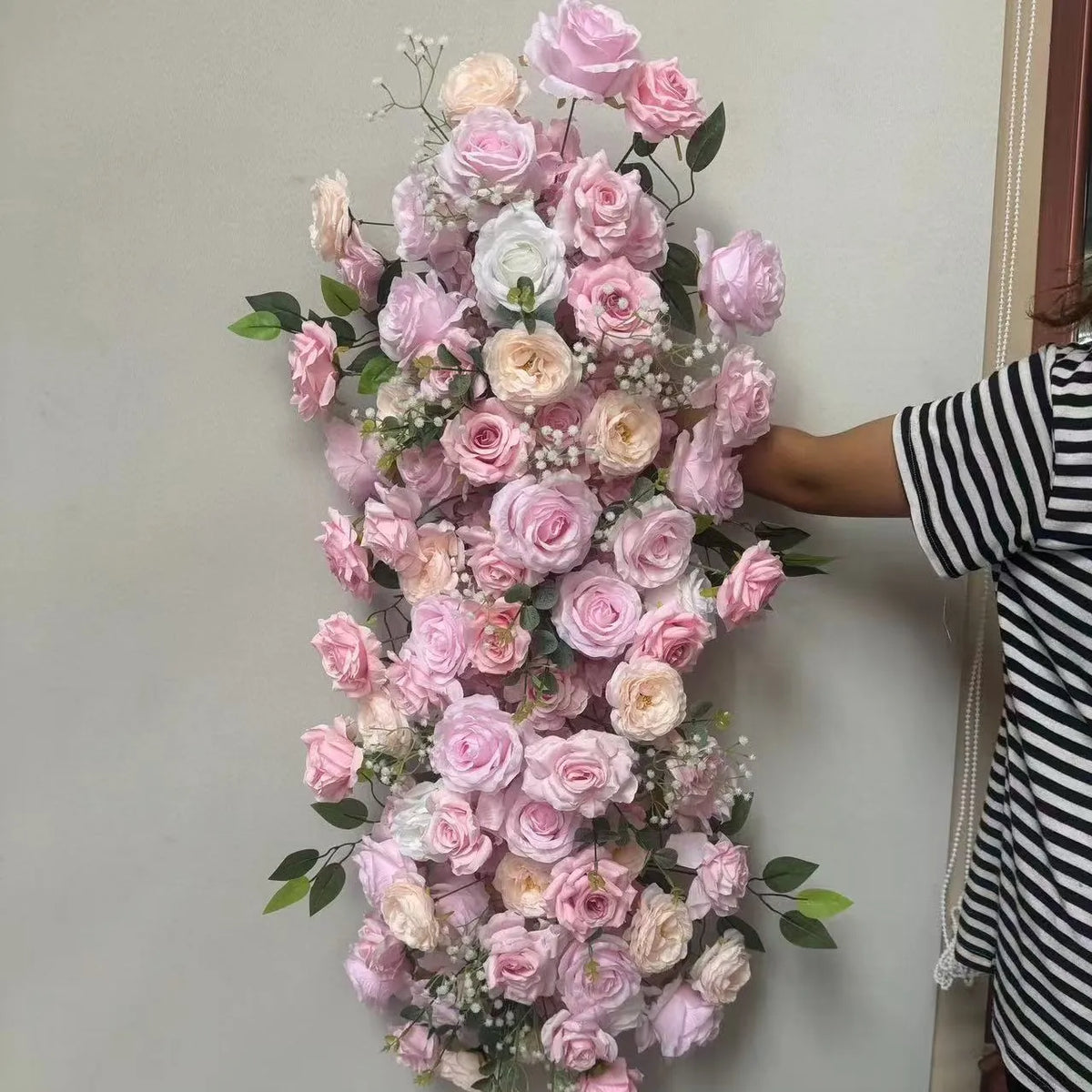 décoration mariage rideau floral cascade roses baby's breathintérieur romantique élégant