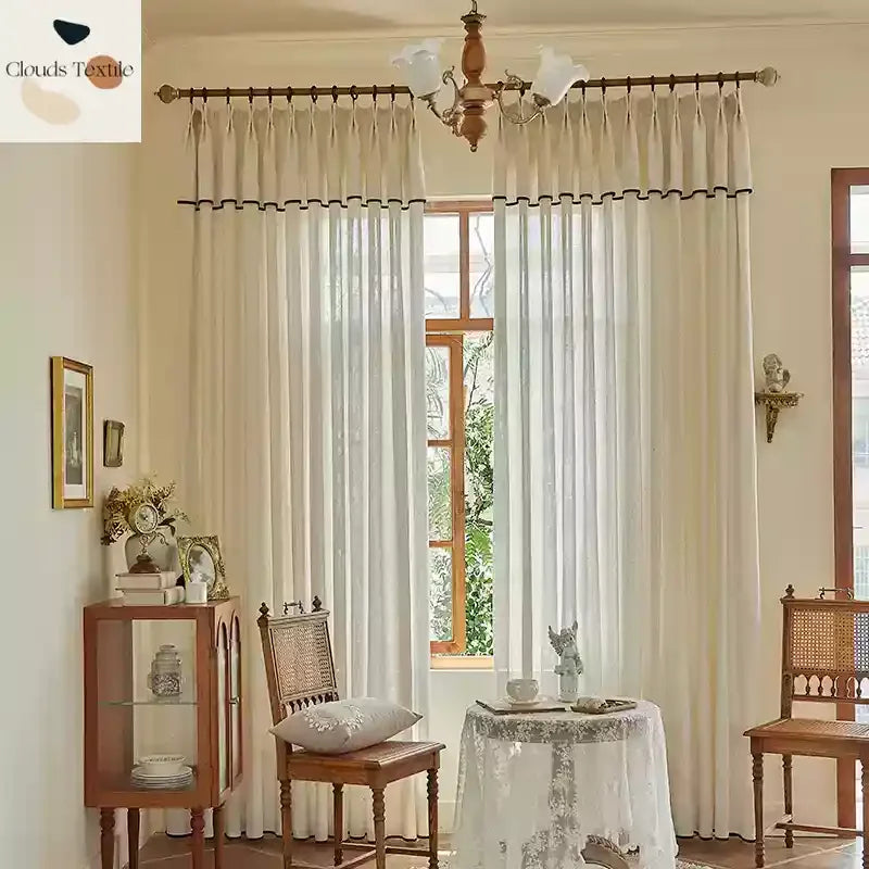 rideaux tulle transparents classiques beige clair ruban noir fleurs séchées horizontaux finement striés salon