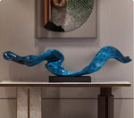 décoration moderne sculpture abstraite console mural panneau strié fauteuil cuir boules métalliques abat jour