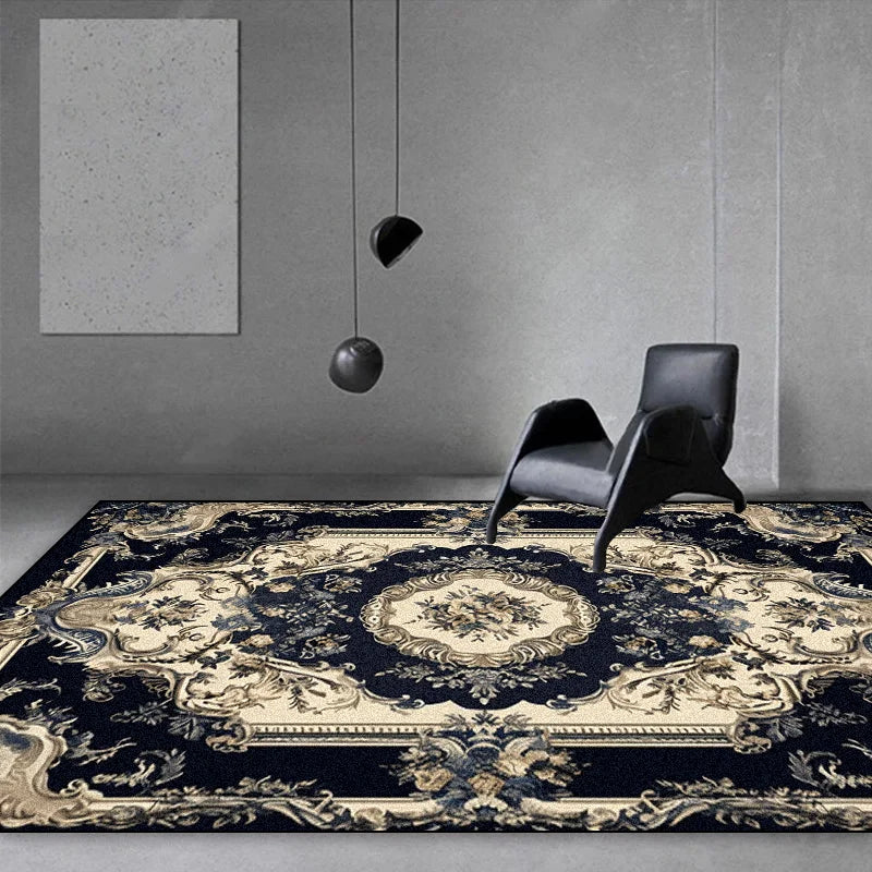 Un agencement minimaliste de meubles sombres sur un tapis orné de motifs baroques dorés, créant un contraste saisissant dans cette scène épurée.