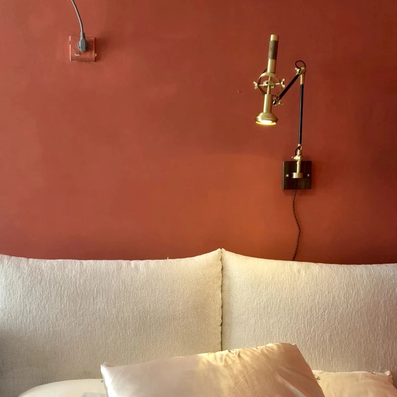 Applique murale installée dans une chambre à coucher avec éclairage doux