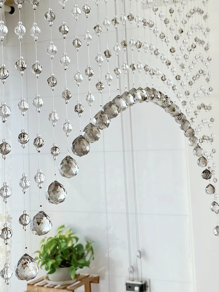 Rideau de perles de cristal dans un salon moderne