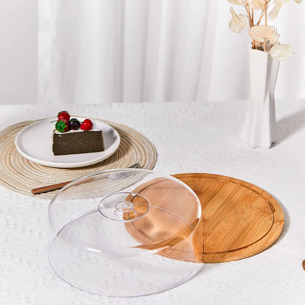 présentation dessert cloche transparente plateau bois clair couvercle poignée central gâteau décorations fruits rouges