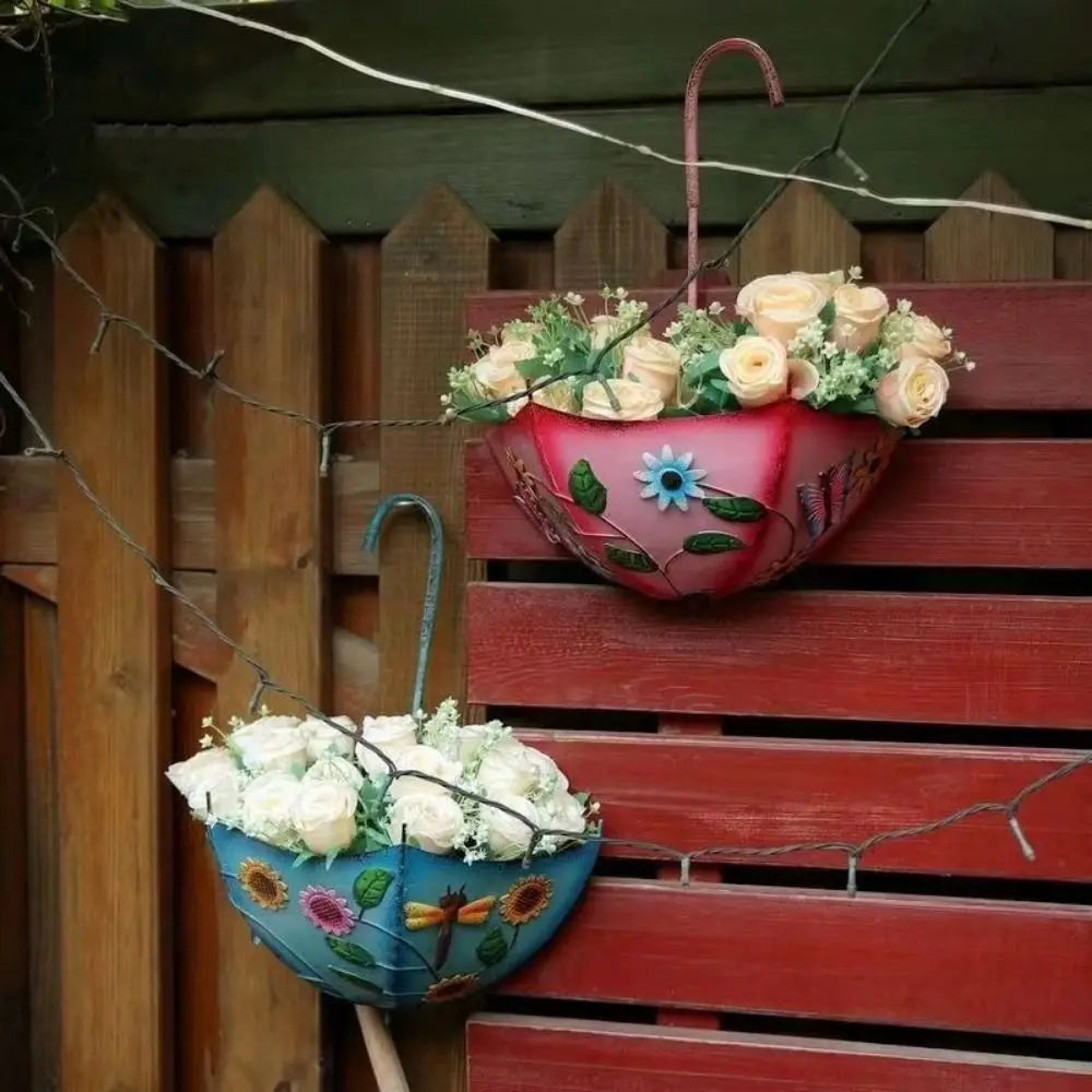 pots fleurs suspendus parapluies couleurs jaune bleu rose décorations florales motifs feuilles libellule rustique