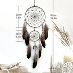 Un capteur de rêves en forme de lotus décoré de perles et de plumes, suspendu par un cordon de 80 cm et mesurant 20 cm de diamètre.