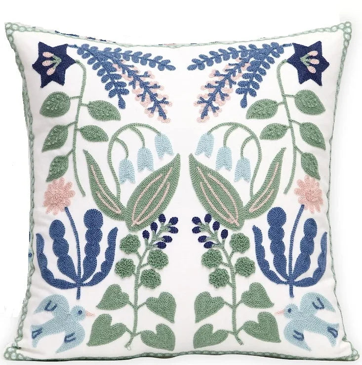 coussin carré blanc motif floral moderne brodé fleurs multicolores amovible lavable