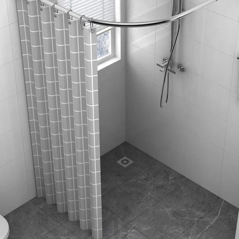 Rideau de douche imperméable noir avec tige incurvée dans une salle de bain moderne