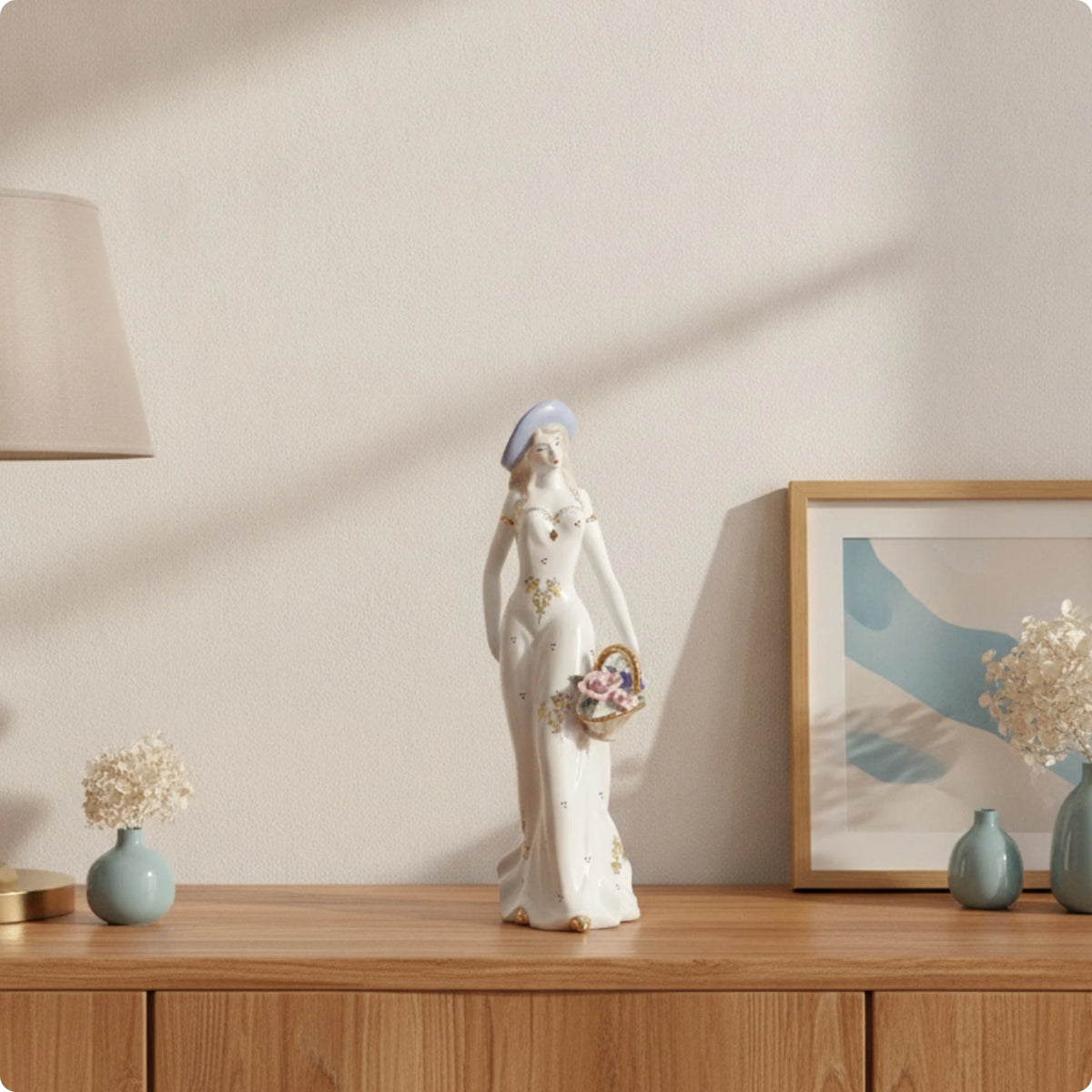 statuette féminine céramique émaillée robe élégante motifs floraux classique chapeau blanc bleu doré