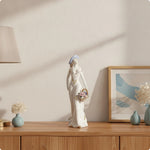 statuette féminine céramique émaillée robe élégante motifs floraux classique chapeau blanc bleu doré