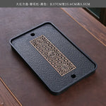 plateau thé noir insert doré traditionnel asiatique service table texture bois clair tasses théière