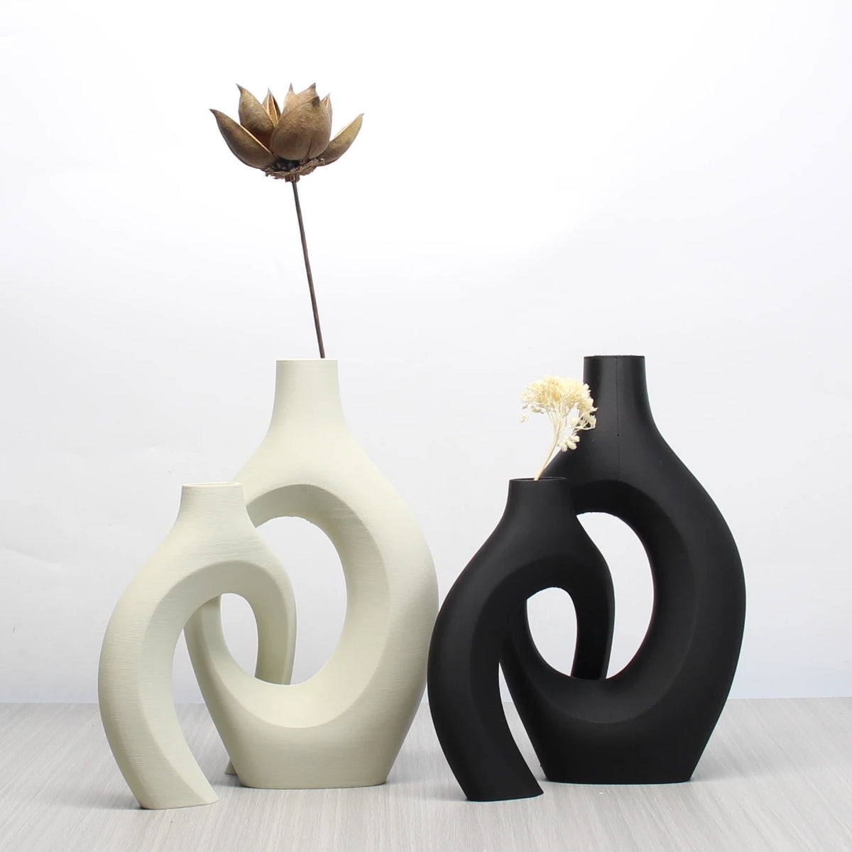 vases decoratifs blanc noir forme abstraite moderne minimaliste sculptural fleurs seches chambre salon