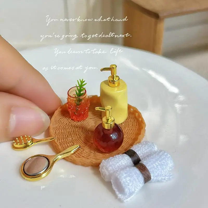 ensemble toilettes miniature résine moderne brosse dorée serviette blanche distributeur savon noir gel douche