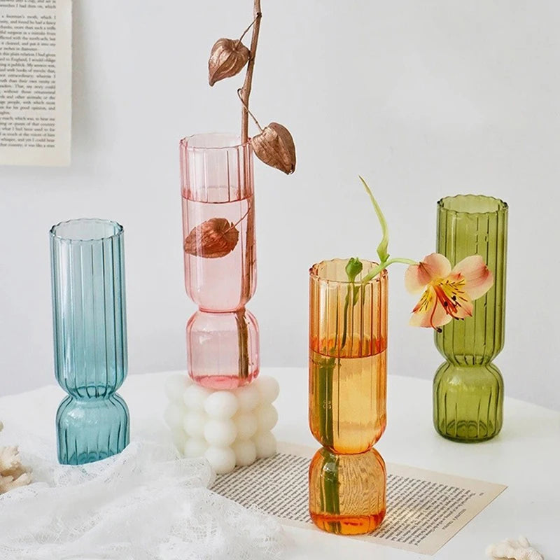 vases verre bleu rose orange vert rayures modernes décoration intérieure minimaliste fleurs artificielles
