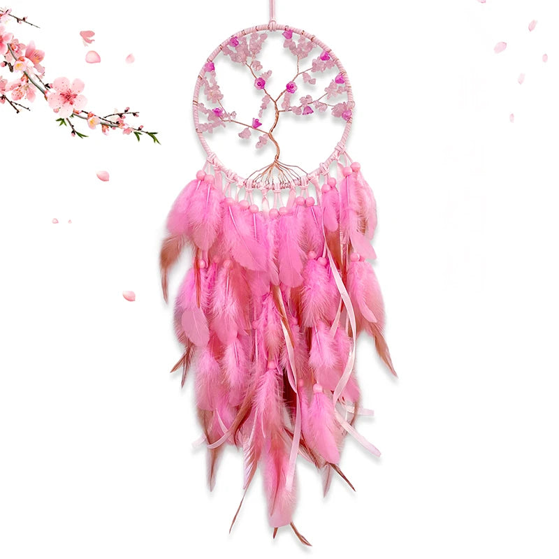 Un magnifique capteur de rêves rose et argenté, orné de fleurs de cerisier, qui apporte une touche de féminité et de douceur dans une décoration intérieure.