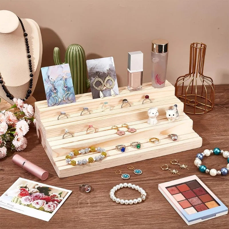 Détail des rainures du présentoir en bois pour l'organisation des bijoux