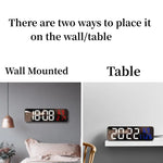 Horloge murale LED grise moderne dans un salon contemporain