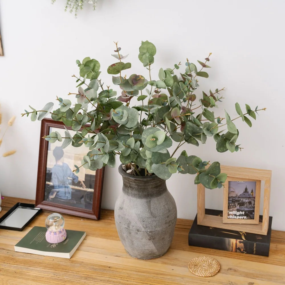 branche eucalyptus artificielle feuilles rondes vert brun vase gris décoration intérieure naturelle minimaliste apparentement