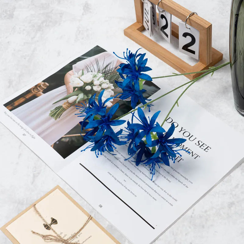 bouquet artificiel fleurs lys roses rouges jaunes bleus blancs moderne minimalisteintérieur decoration