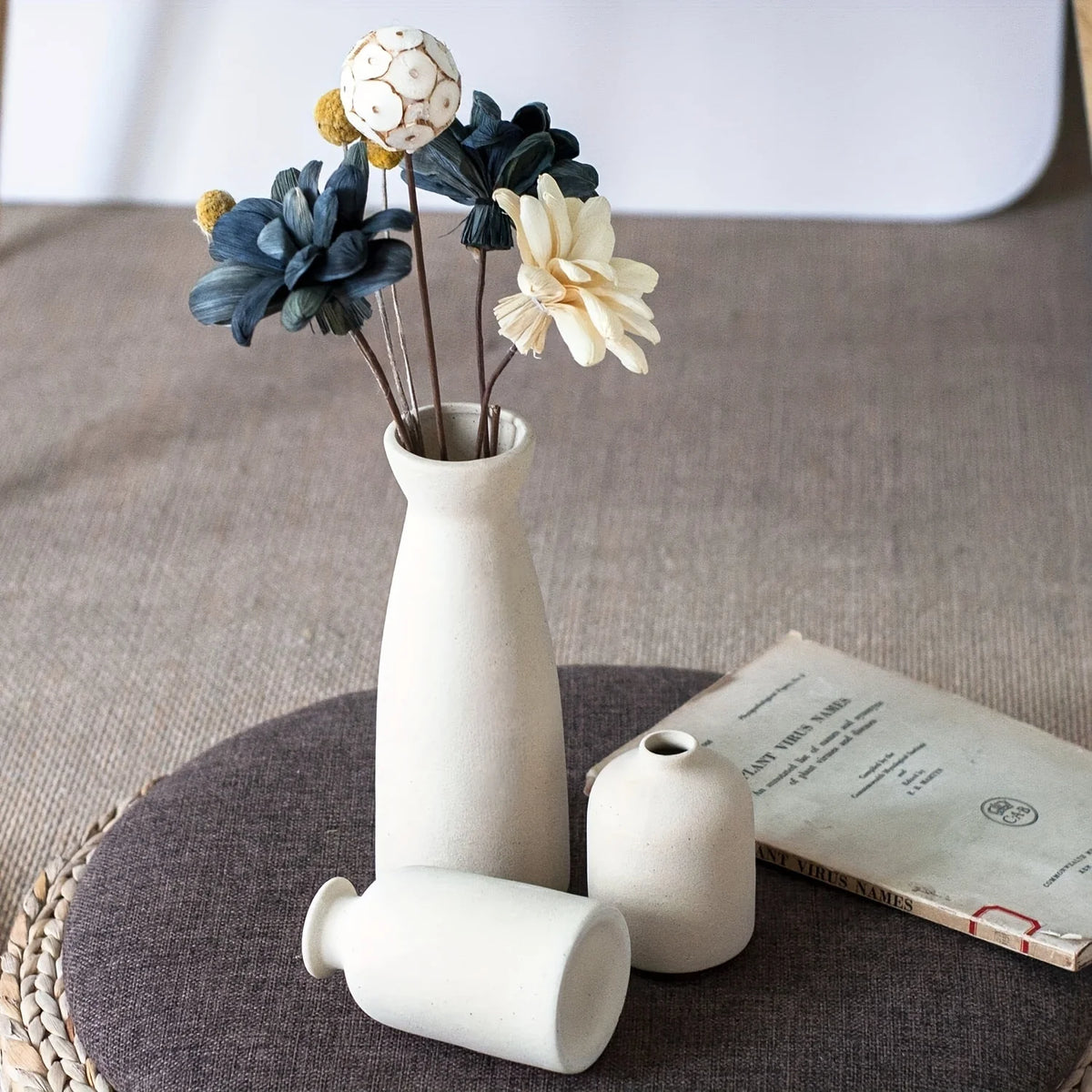 vases céramique crème noir minimaliste japonais zen fleurs séchées branches sèches lotus cônes pin