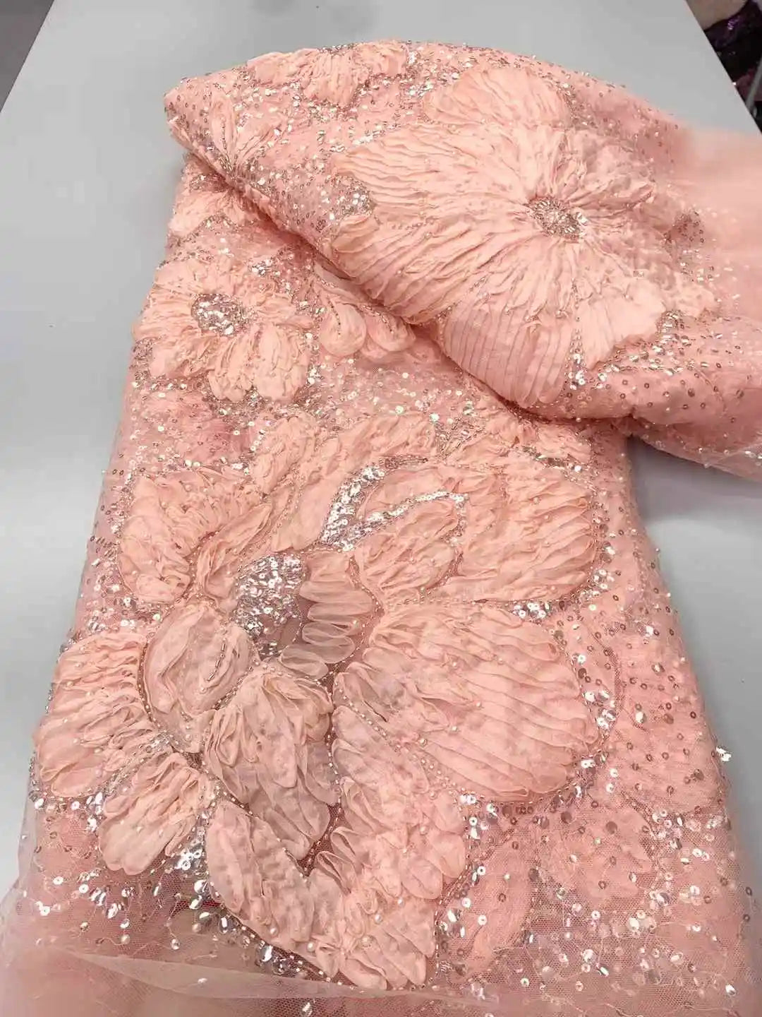 tissu dentelle fleurs relief paillettes jaune rose orange blanc vert luxueux cérémonie mariage