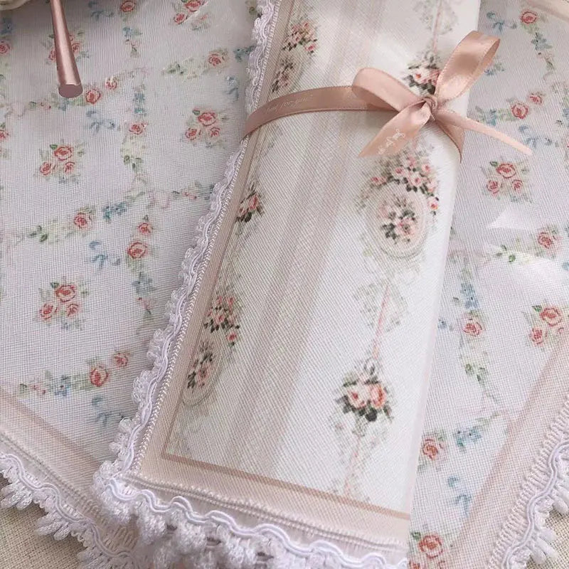 serviettes table rectangulaires fleurs roses classiques blanc rose pâle beige bleu clair bordure dentelée