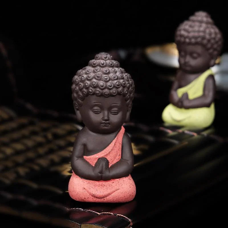 statuette bouddha artisanale couleur noir orange jaune bleu texture granulée méditatif argile violette