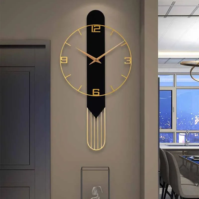 Cadran d'horloge murale noire avec aiguilles dorées vue de près