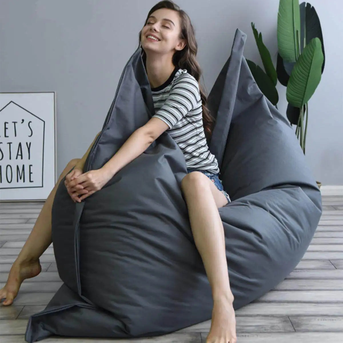 Coussin de sol géant bleu marine sur un parquet en bois clair