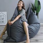 Coussin de sol géant bleu marine sur un parquet en bois clair