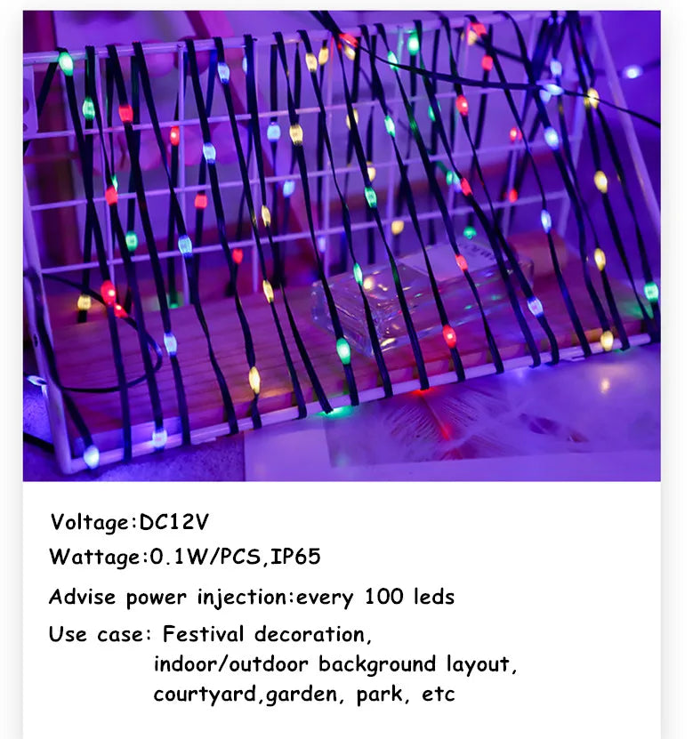 Guirlande LED installée le long d'une plinthe dans un intérieur