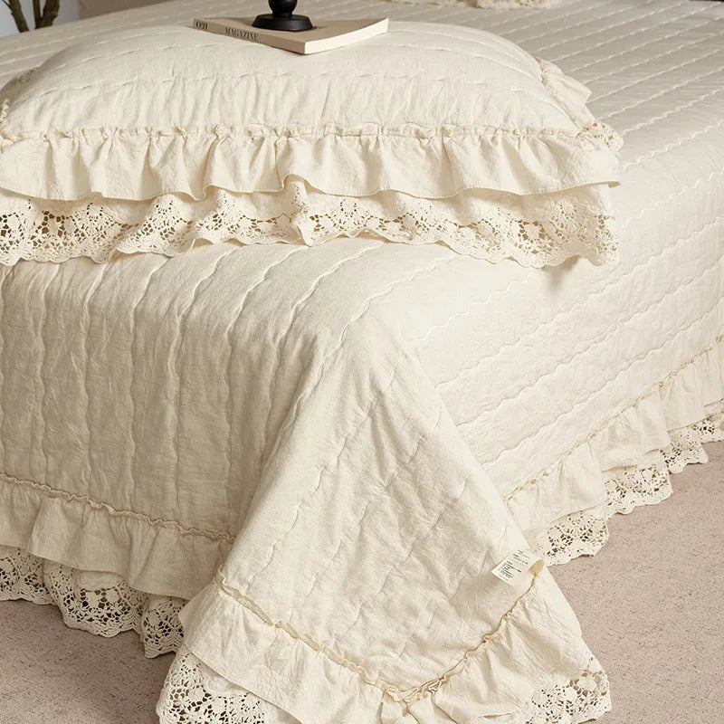 ensemble literie coton quilting dentelle crème beige marron vintage shabby chic couverture taies oreillers
