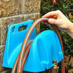 support mural tuyau d'arrosage orange noir bleu robuste anti corrosion fixations