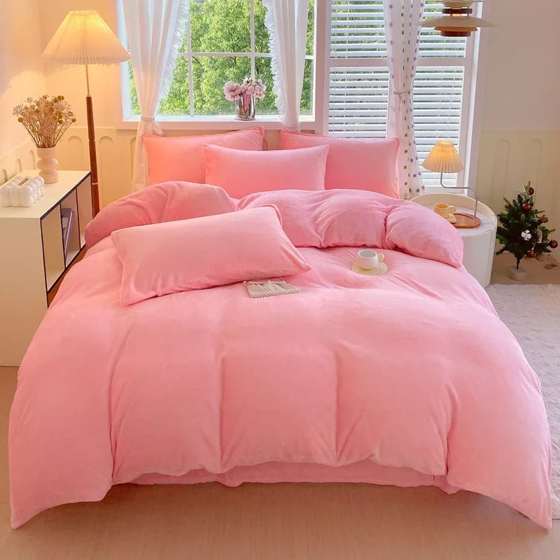 Détail de la texture épaisse du velours de lait de la housse de couette