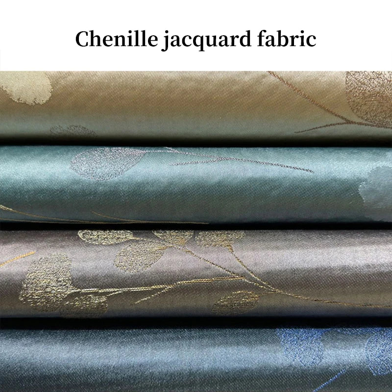 Cette image montre un gros plan de différentes pièces de tissu jacquard chenille, dans des tons bleu-vert, beige et doré, illustrant la texture et le motif distinctifs de ce type de matériau.