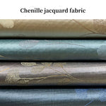 Cette image montre un gros plan de différentes pièces de tissu jacquard chenille, dans des tons bleu-vert, beige et doré, illustrant la texture et le motif distinctifs de ce type de matériau.