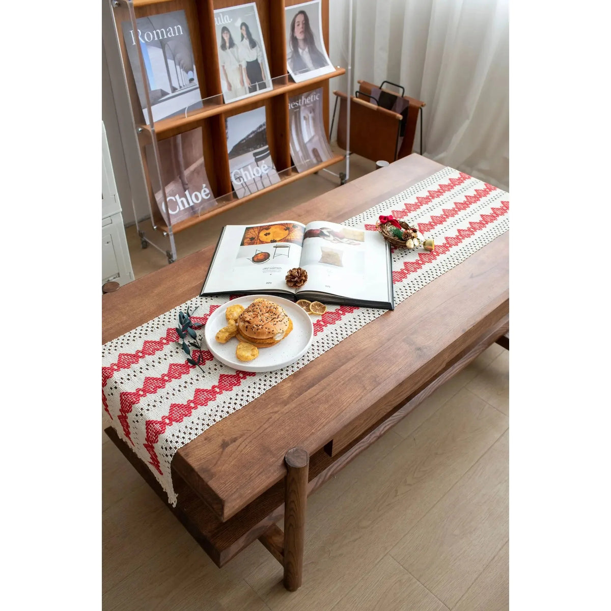 chemin table blanc rouge motif géométrique triangles bordure ajourée traditionnel festif
