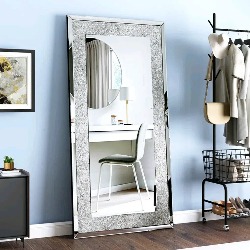 Un grand miroir encadré de métal gris et blanc, reflétant une chambre moderne avec des touches de style industriel.