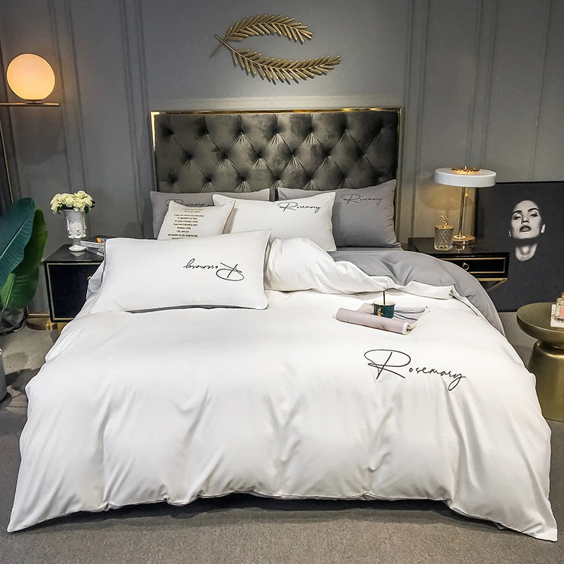 Détail de la broderie sur la housse de couette de la parure de lit