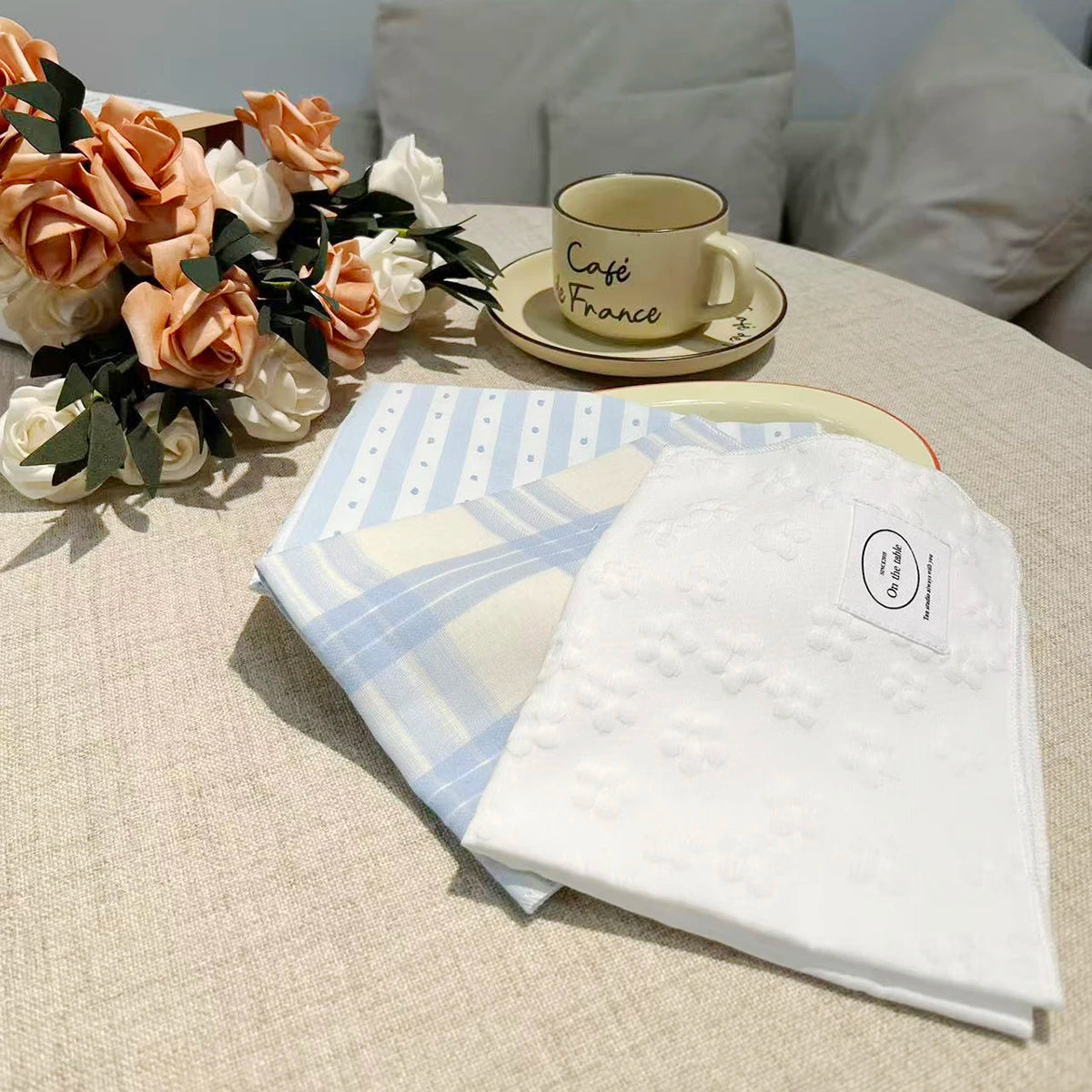 serviettes table tissu blanc bleu rayures modernes classiques décoration table maison