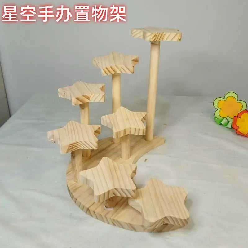 présentoir bois multi niveaux figurines décoratives animaux personnages couleurs vives enfantin artisanal
