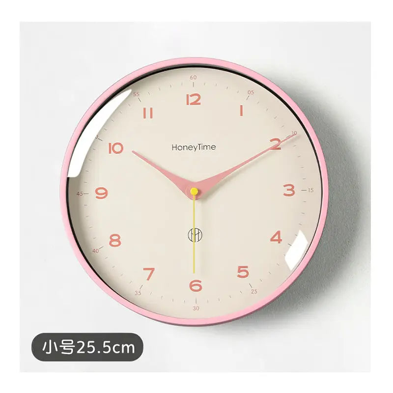 horloge murale quartz aiguille sourdine salon minimaliste visage unique fond blanc numéros noirs cadre