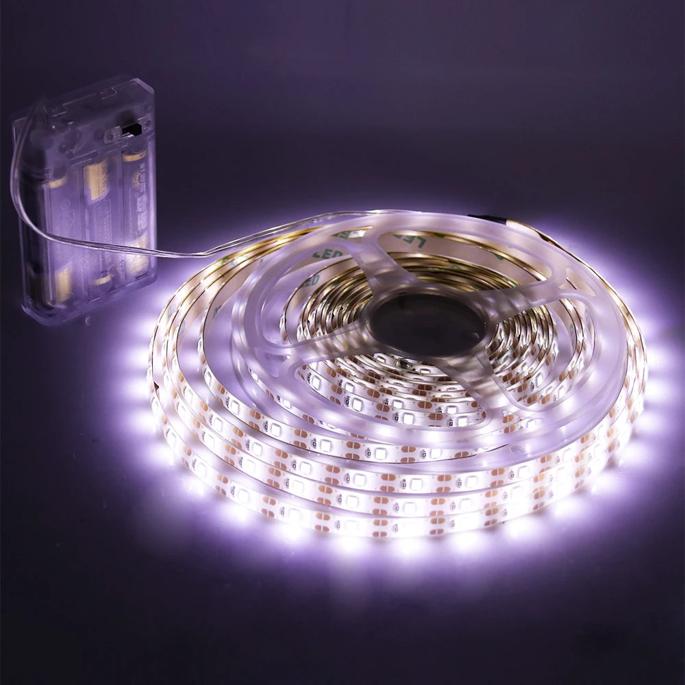 Ruban LED à piles étanche IP65 utilisé pour éclairer une étagère