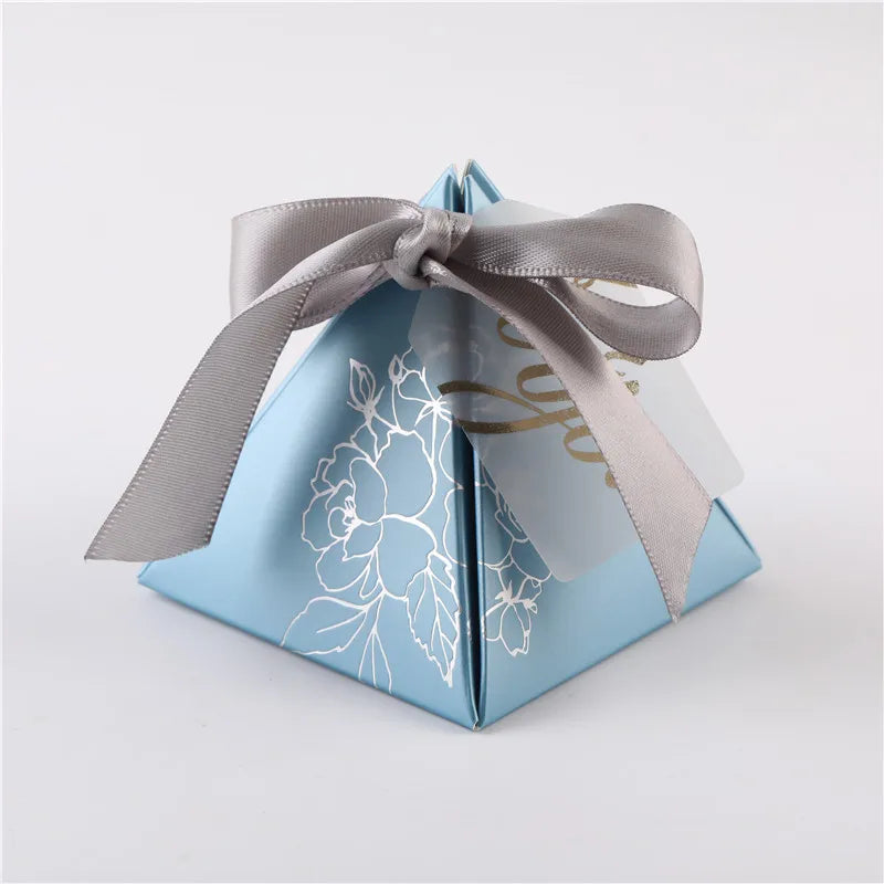 boîtes cadeaux bleu clair fleurs blanches ruban satiné anniversaire mariage baptême noël élégantes