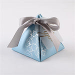 boîtes cadeaux bleu clair fleurs blanches ruban satiné anniversaire mariage baptême noël élégantes
